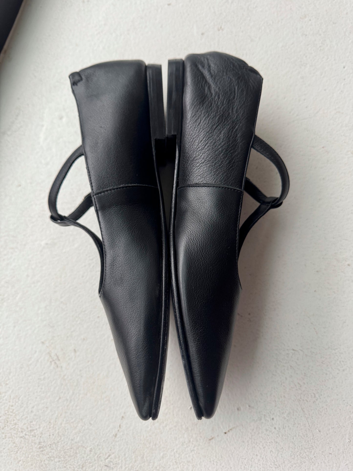 Juana Flat in Black Size 40