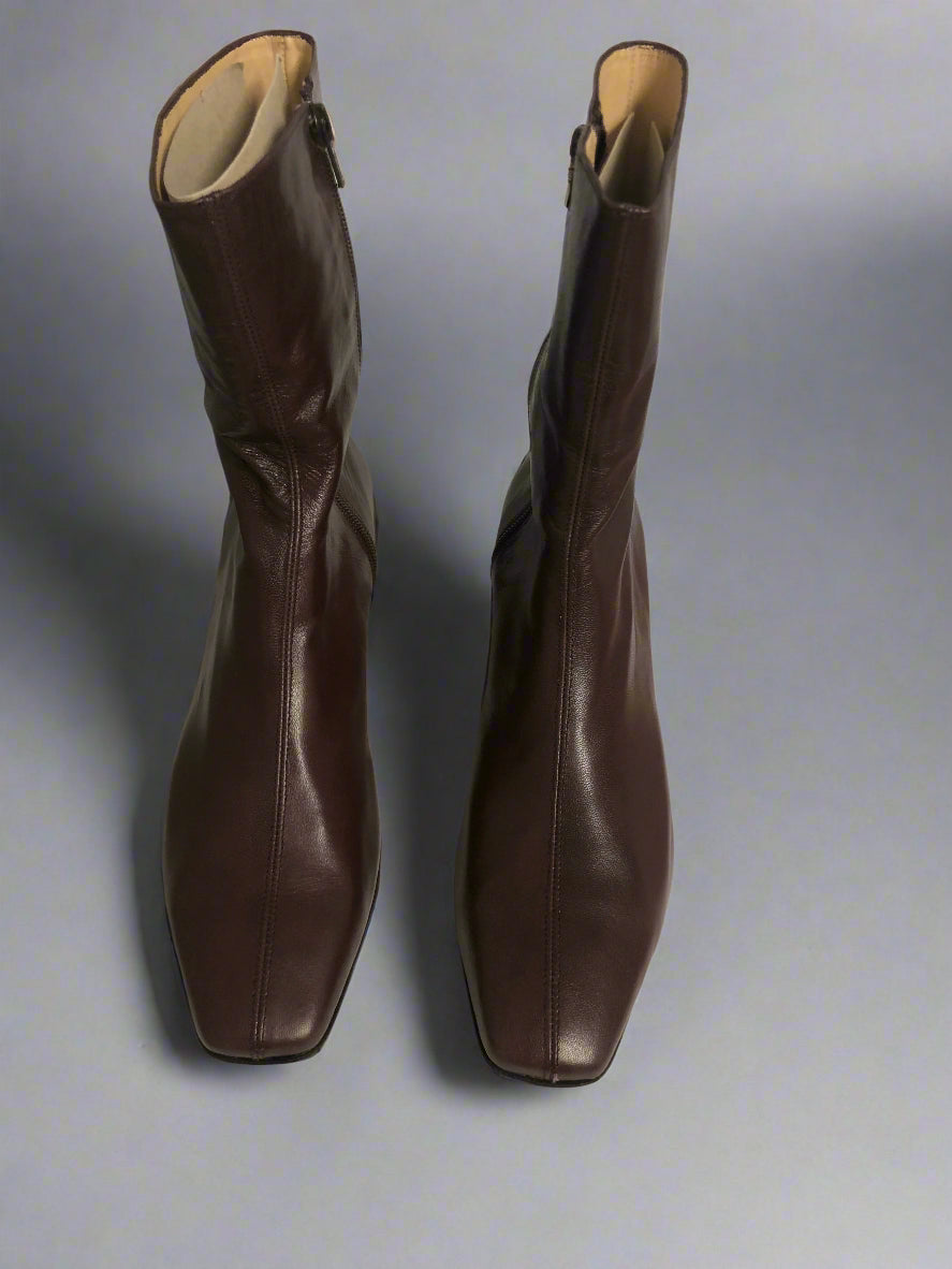 Ola Boot in Pinot Size 41