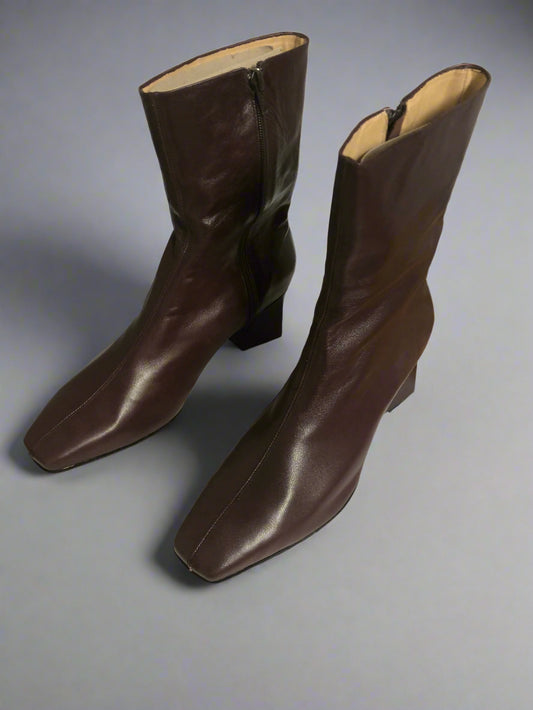 Ola Boot in Pinot Size 41