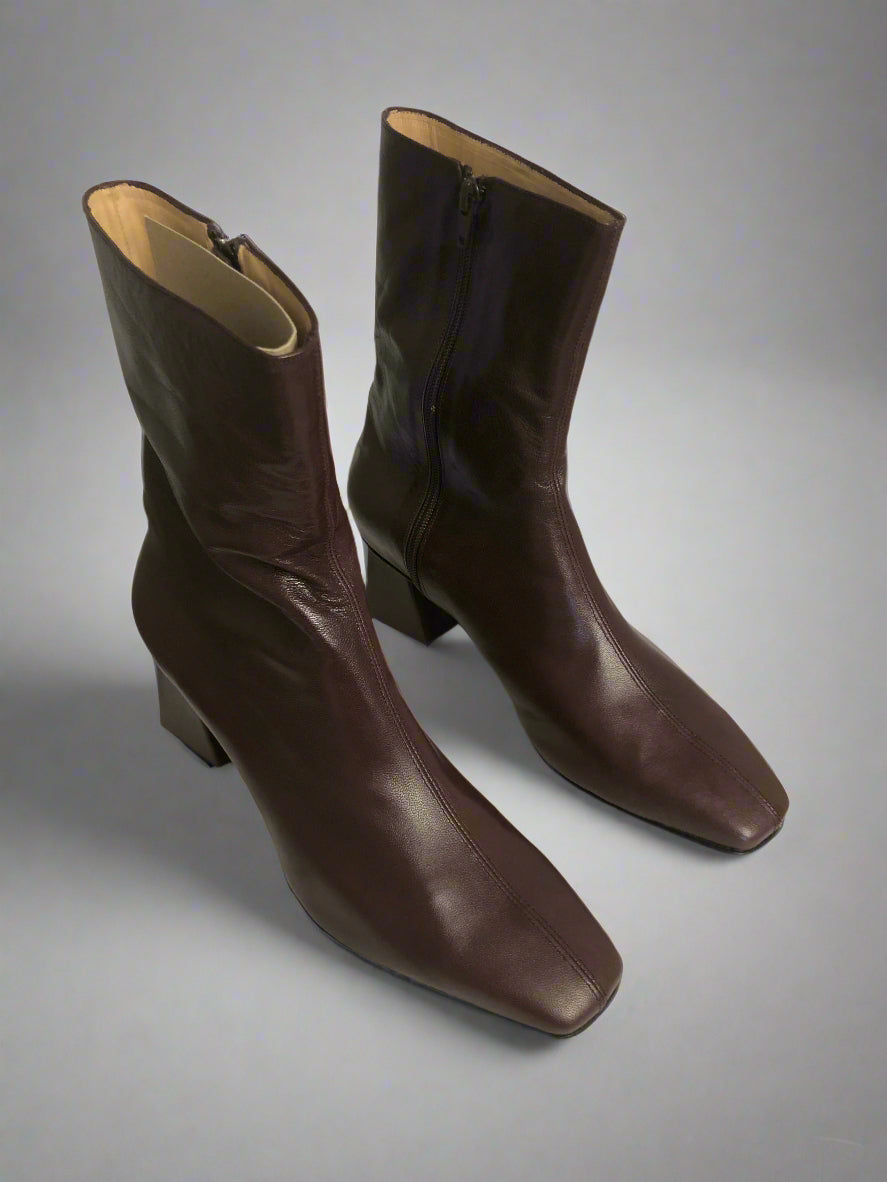Ola Boot in Pinot Size 41