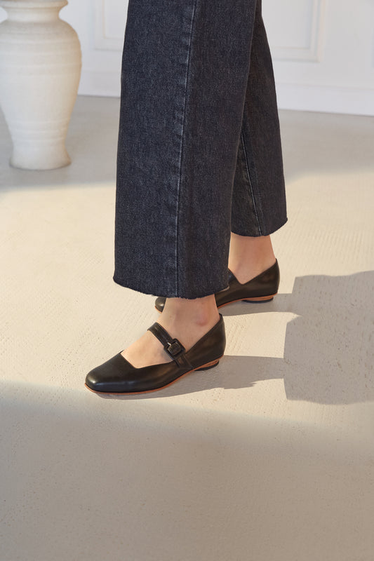 Eugenia Flat in Black
