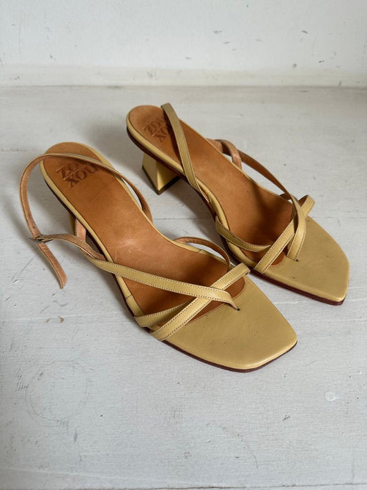 Luz Sandal in Manteca 38.5