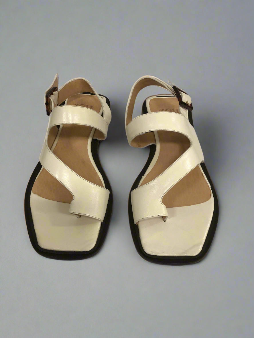 Anto Sandal in Marfil Size 38