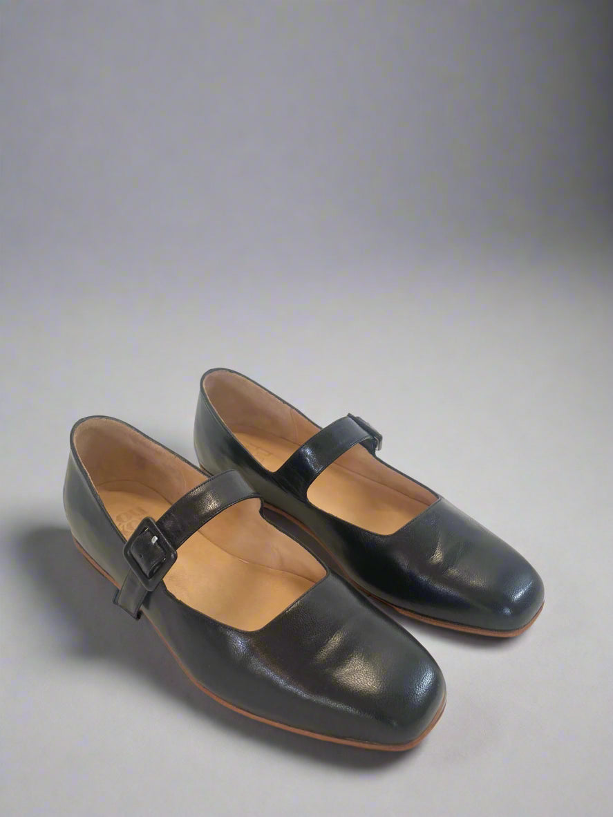 Eugenia Flat in Black Size 39