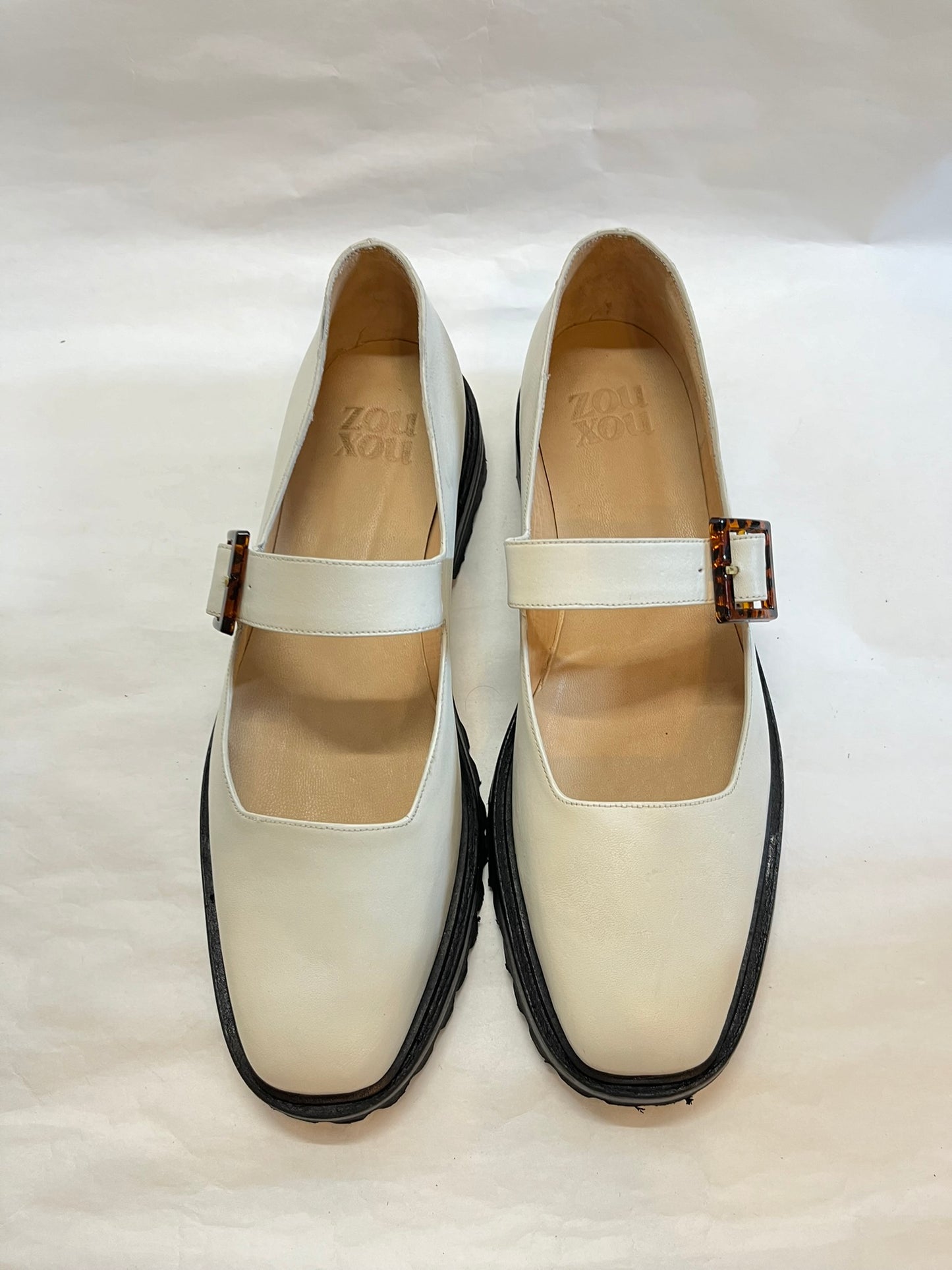 Uchi Flat in Marfil SIze 40