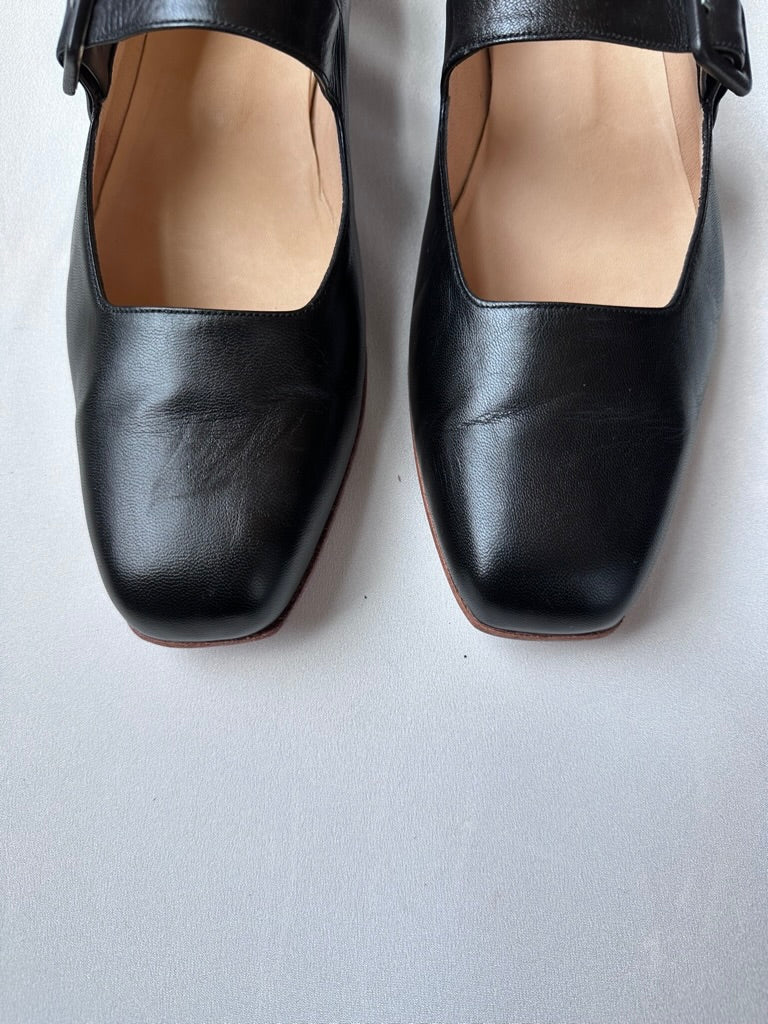 Eugenia Flat in Black Size 42