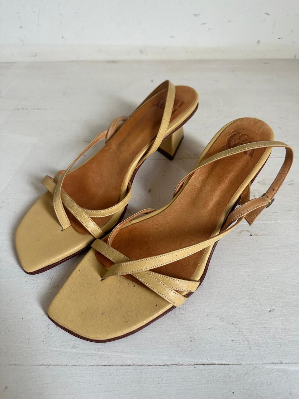Luz Sandal in Manteca 38.5