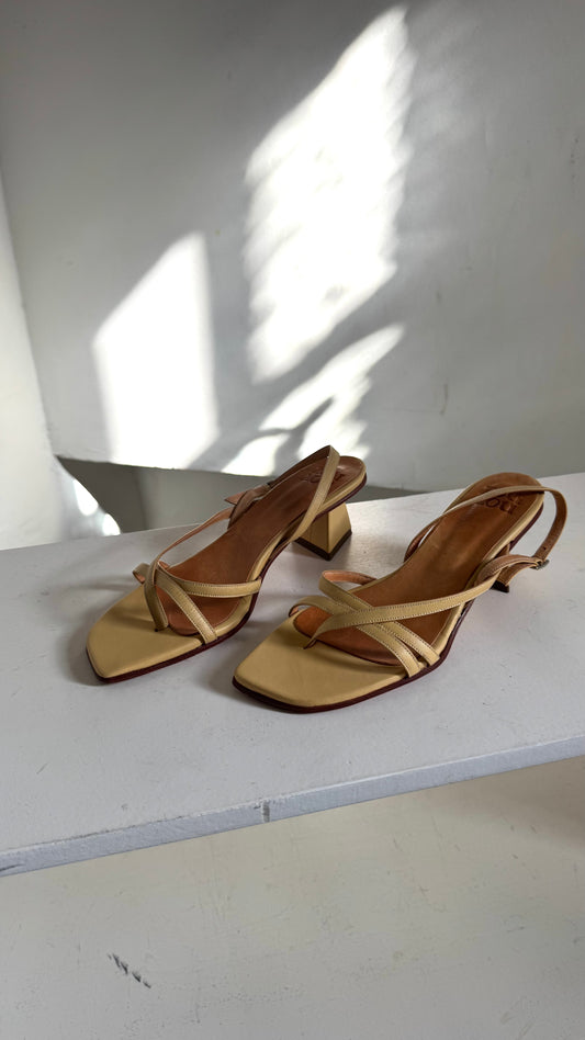 Luz Sandal in Manteca 38.5