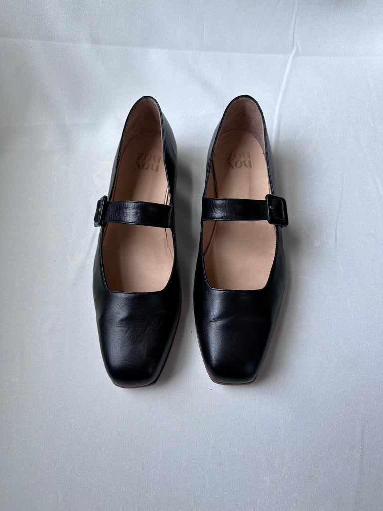 Eugenia Flat in Black Size 42