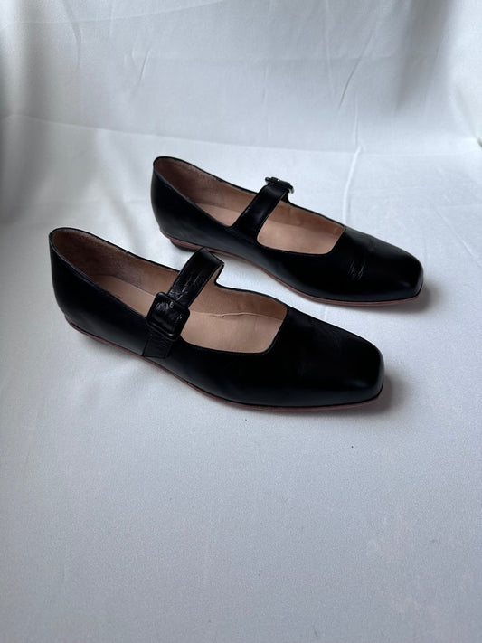 Eugenia Flat in Black Size 42