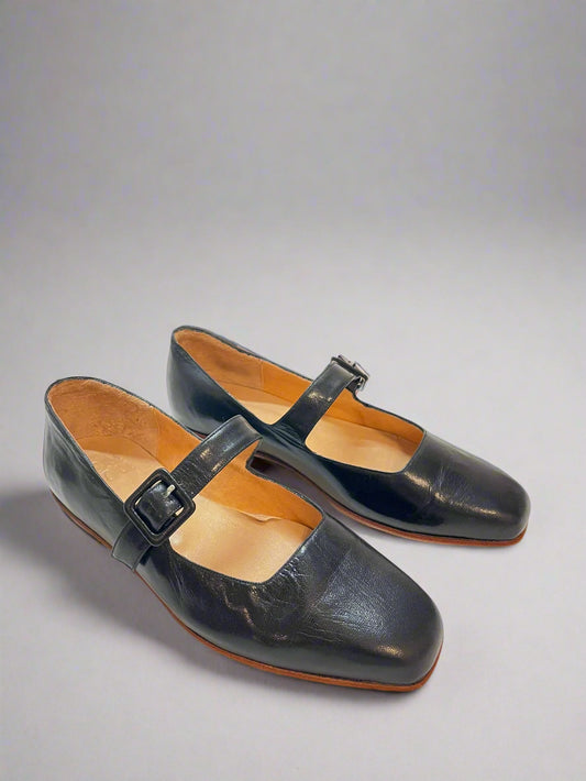 Eugenia Flat in Black Size 37