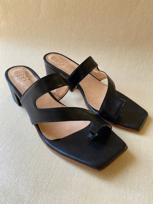 Una Thong Sandal in Black Size 40