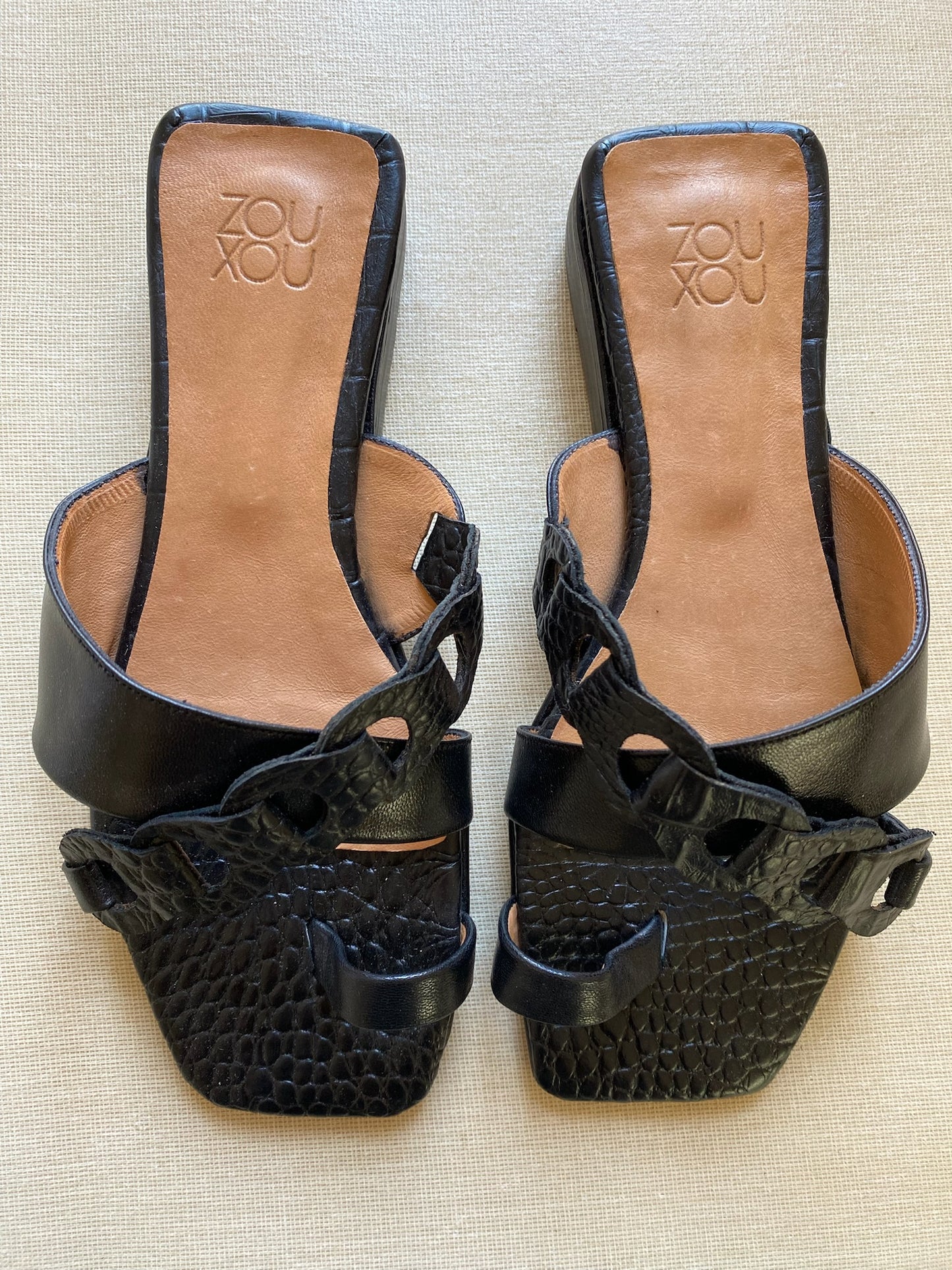 Río Toe Ring Thong Sandal in Black/Croco Size 36