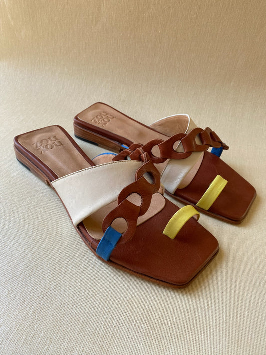 Río Toe Ring Thong Sandal in Marfil Size 38