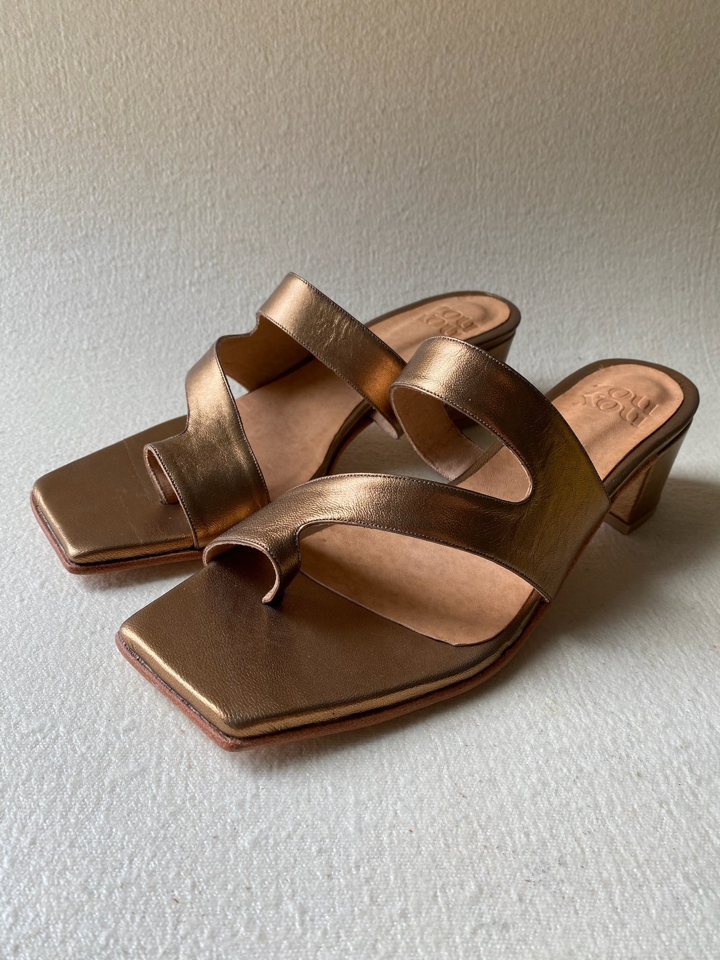 Una Thong Sandal in Bronze Size 40