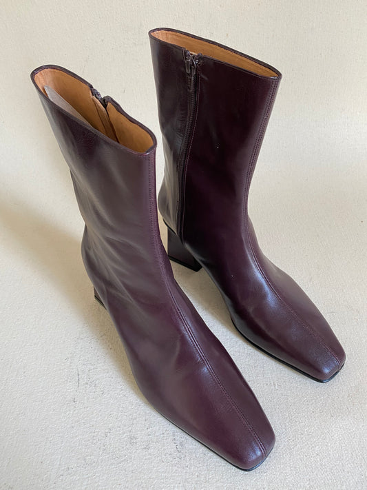 Ola Boot in Pinot Size 40