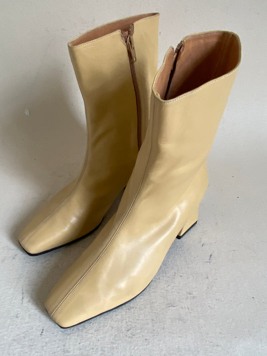 Ola Boot in Manteca Size 38