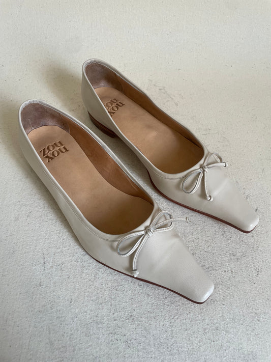 Ema Bow Flat in Marfil Size 40