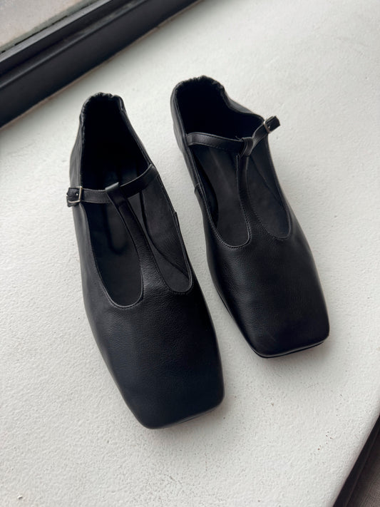 Juana Flat in Black Size 40