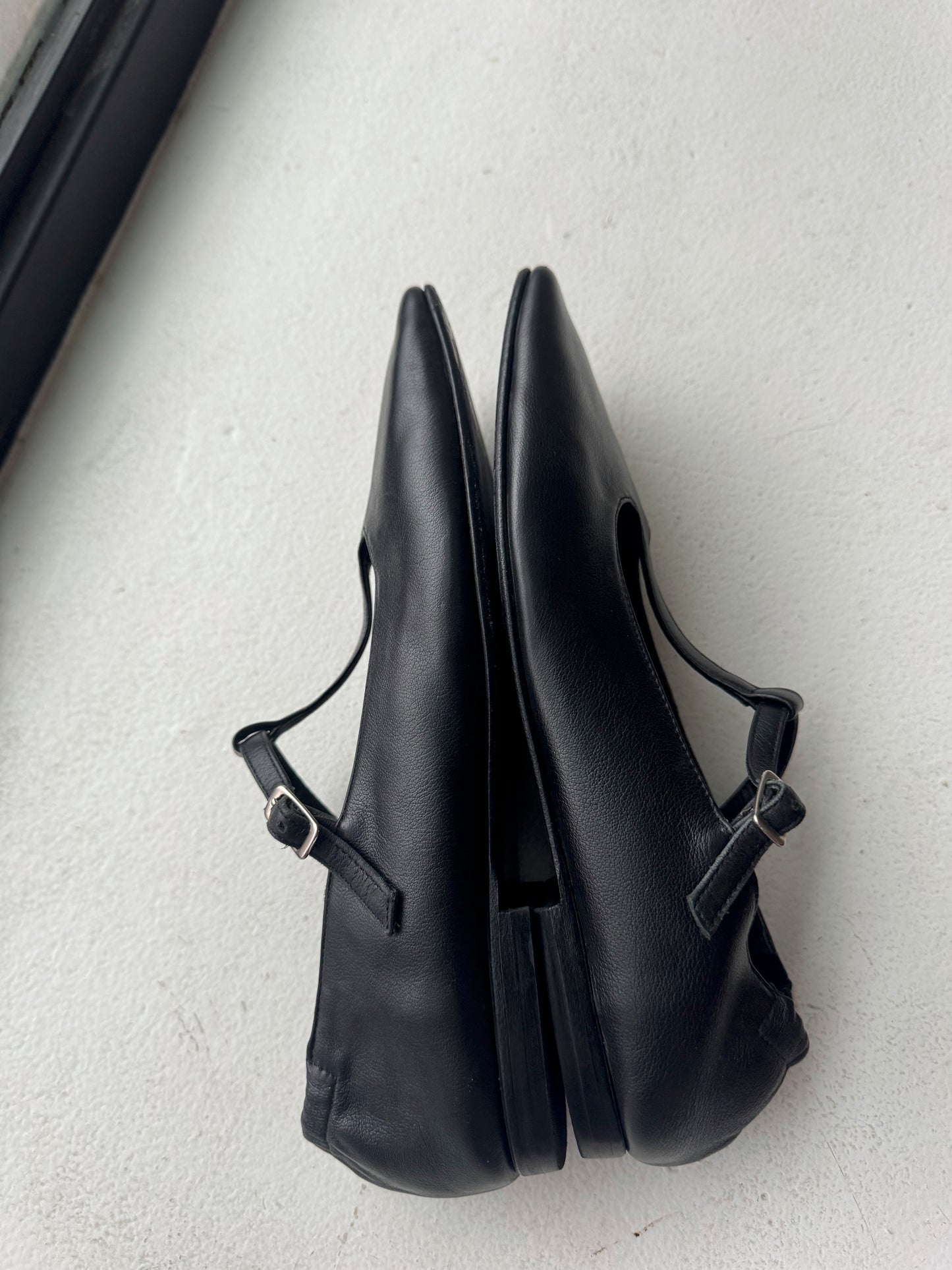 Juana Flat in Black Size 40