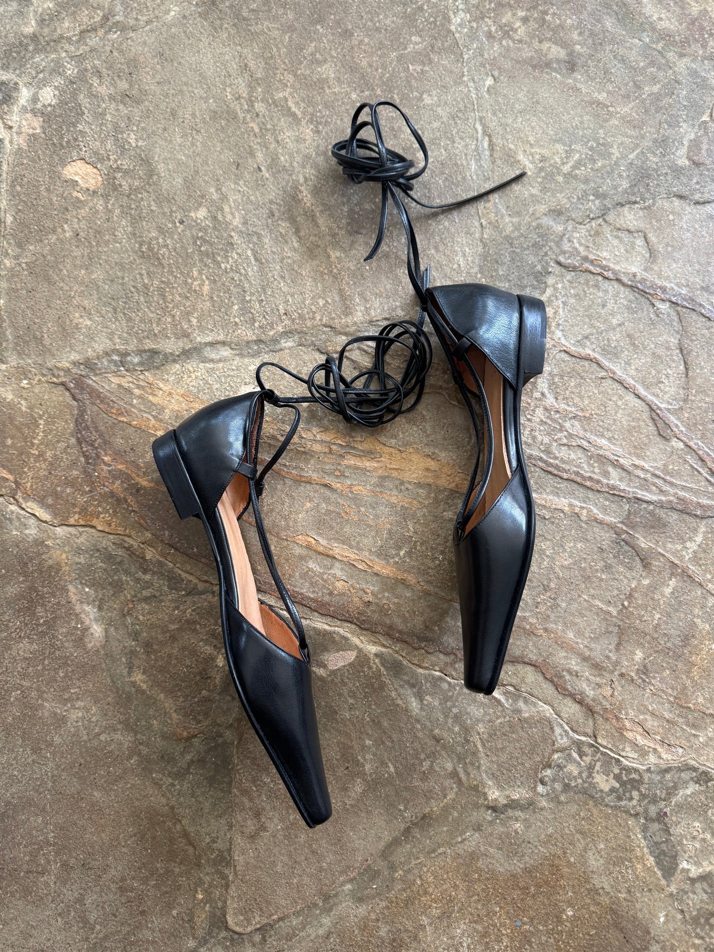 Paloma Flat in Black Size 38