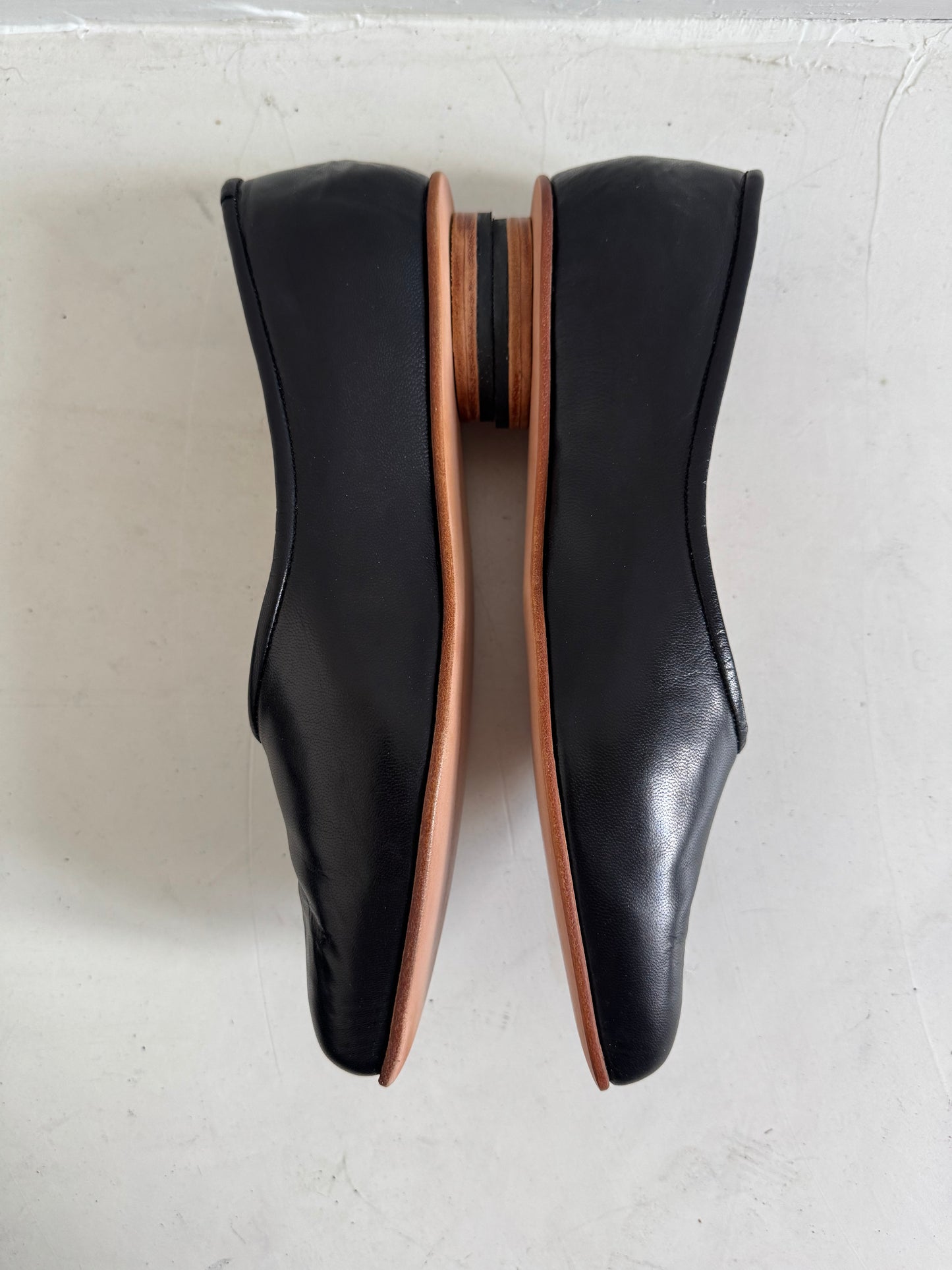 Inia Flat in Black Size 42