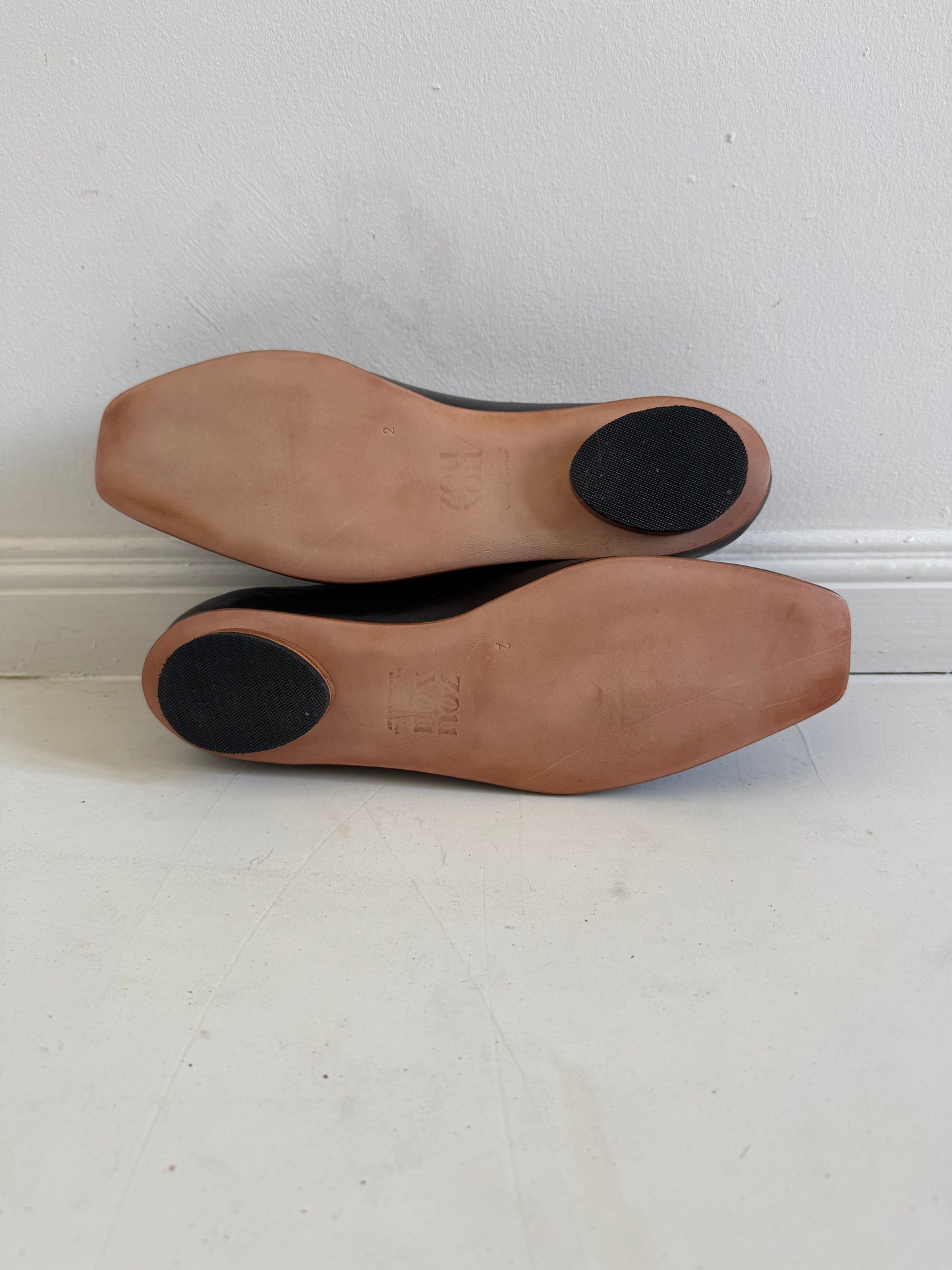 Inia Flat in Black Size 42