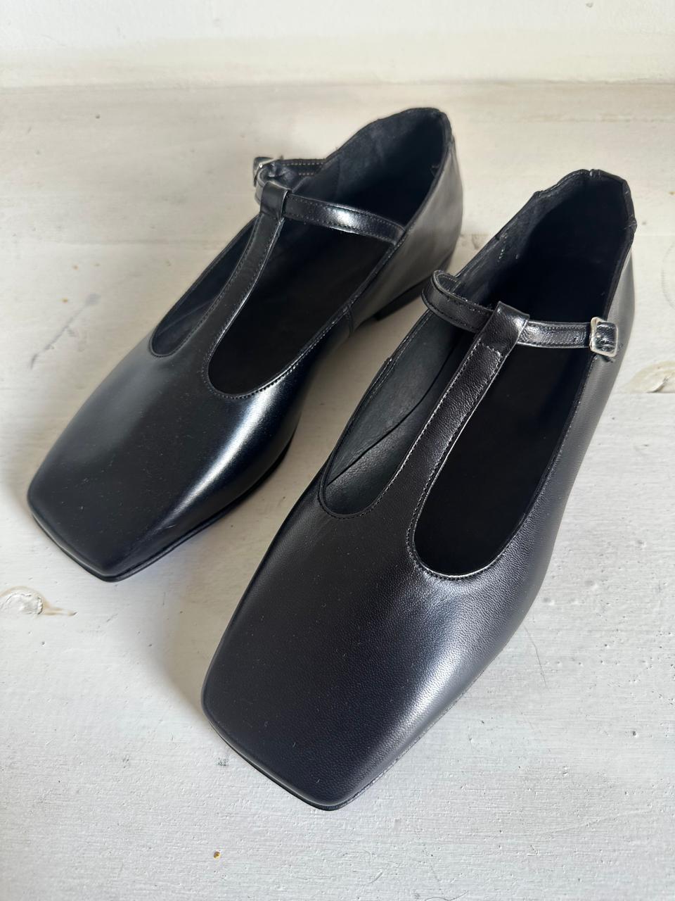 Juana T-Strap in Black kidskin size 37