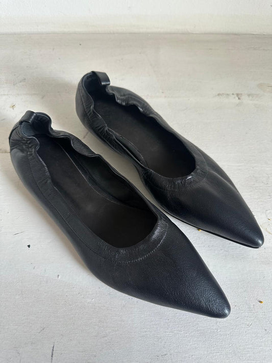 Pointed Flat Prototype Size 39