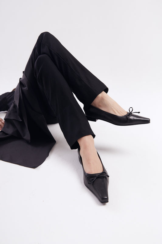 Ema Bow Flat in Black Size 42