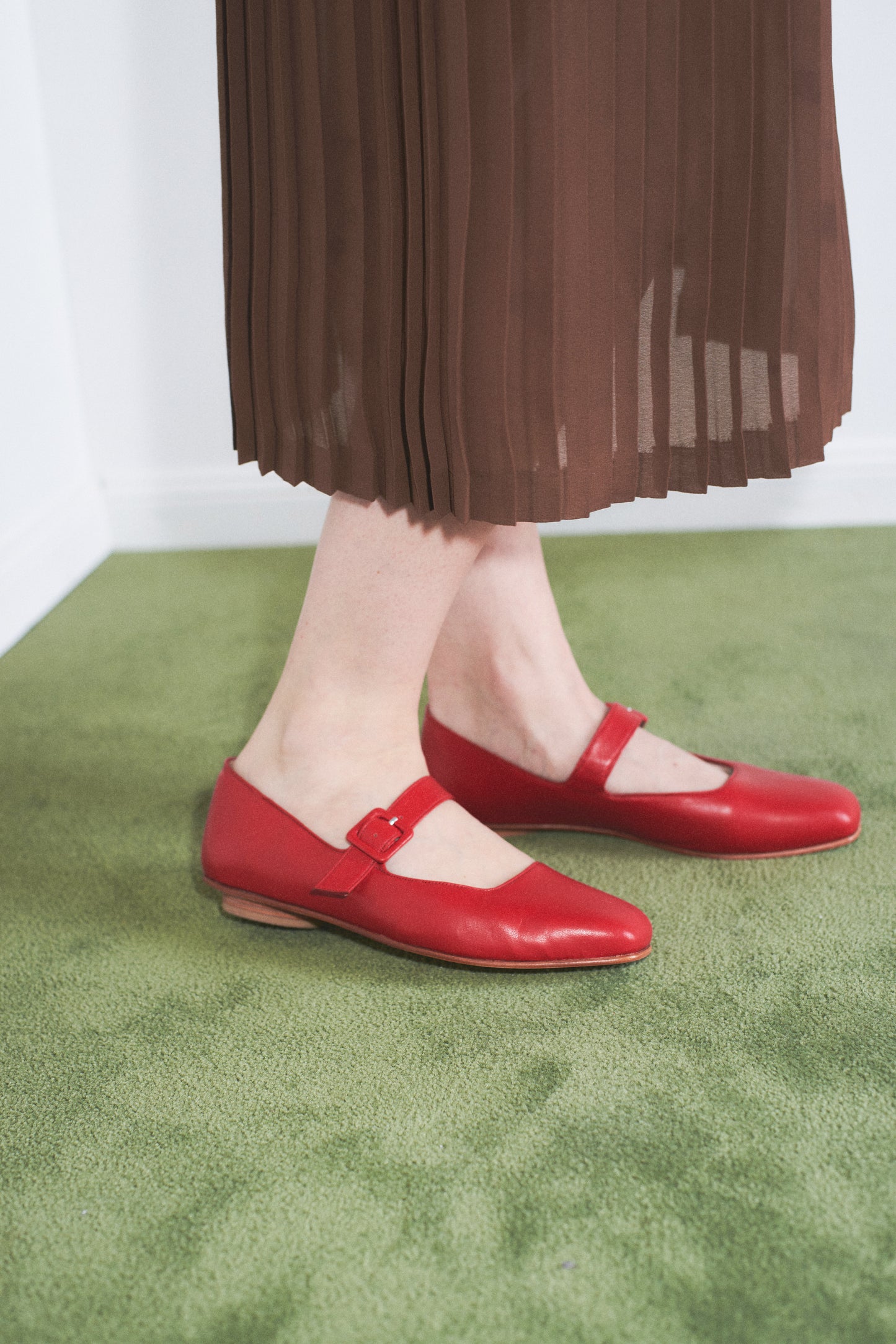 Eugenia Flat in Cherry