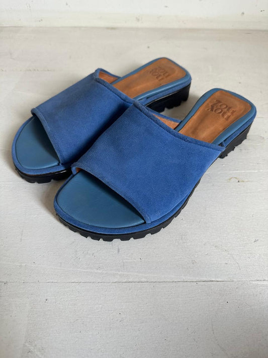 Pileta Sport Slide in electric blue suede size 40
