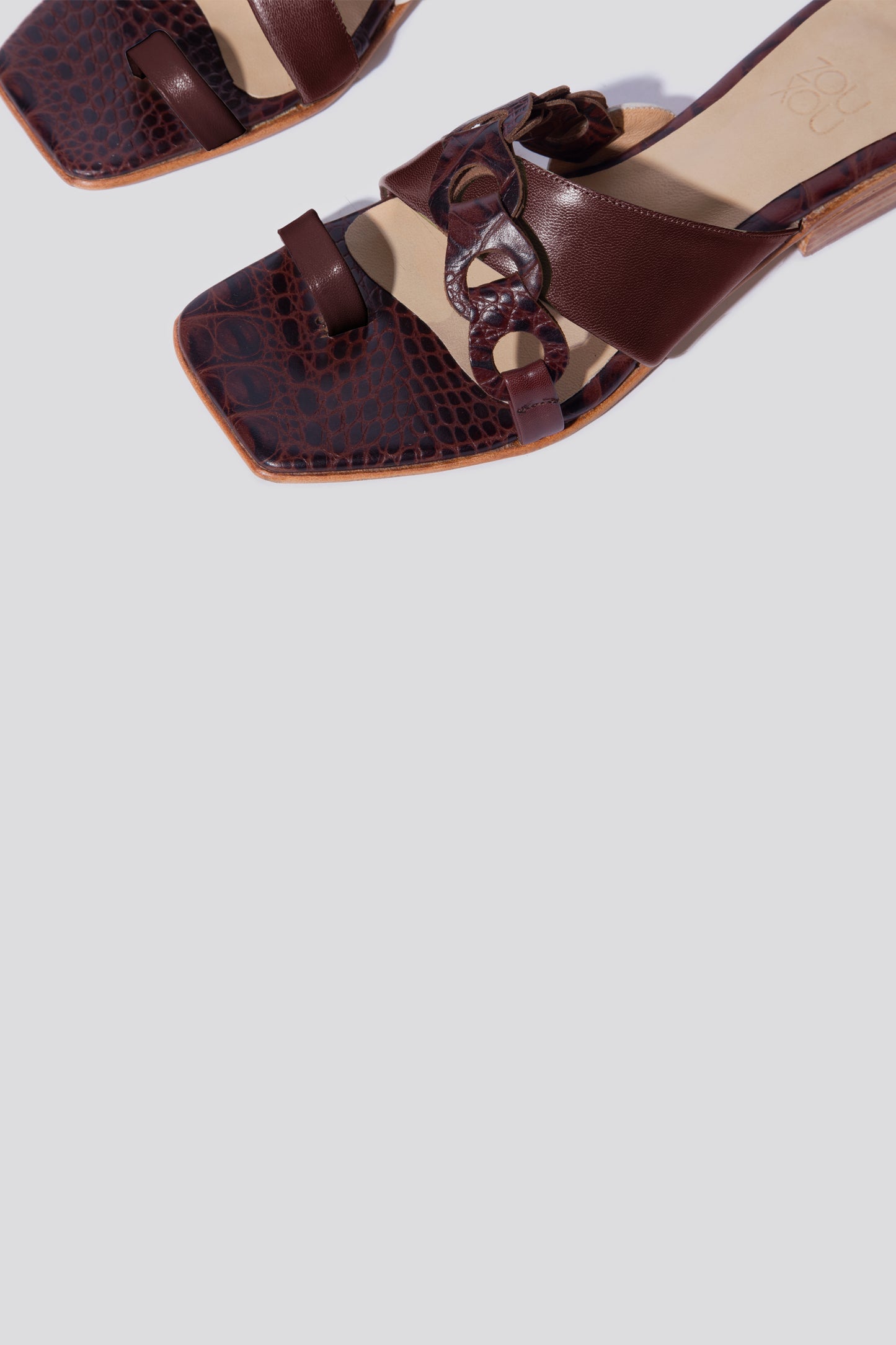 Río Toe Ring Thong Sandal in Chocolate/Hazelnut