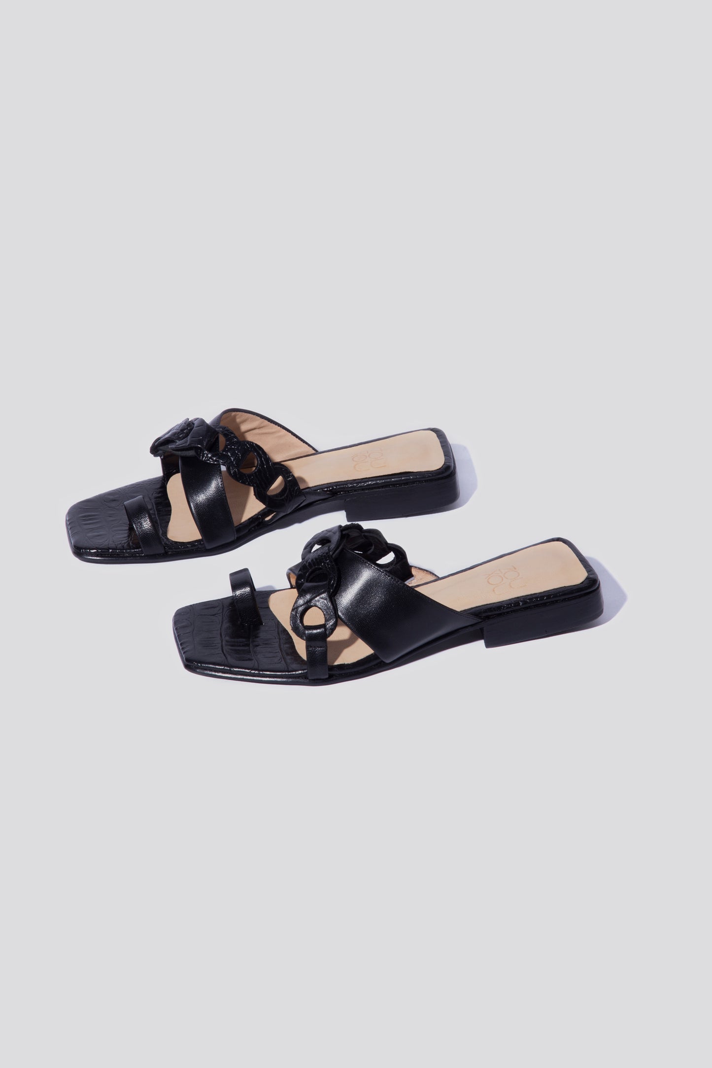 Río Toe Ring Thong Sandal in Black